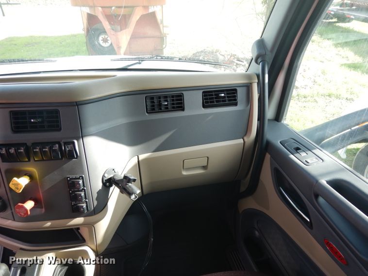 image for item DH2272 2015 Peterbilt 579 semi truck