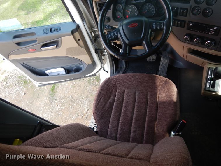 image for item DH2272 2015 Peterbilt 579 semi truck