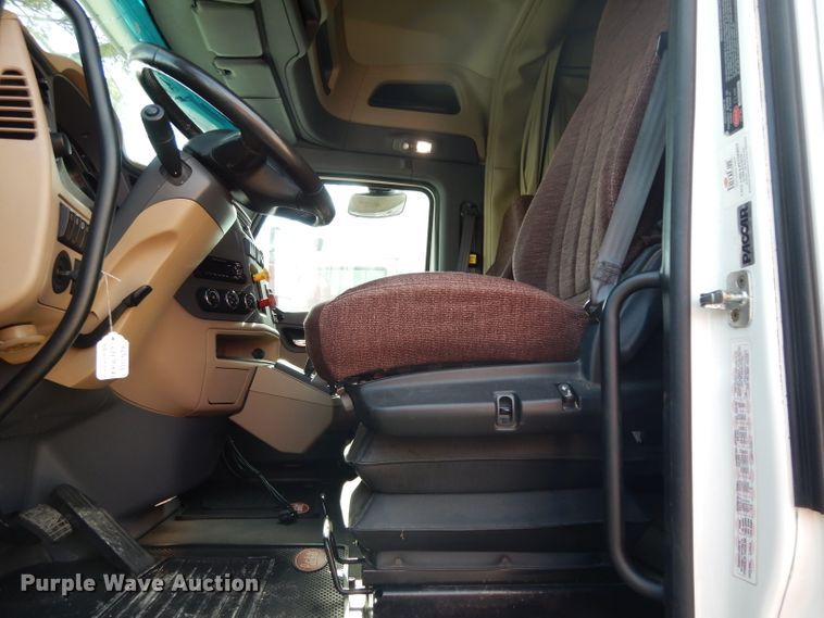 image for item DH2272 2015 Peterbilt 579 semi truck