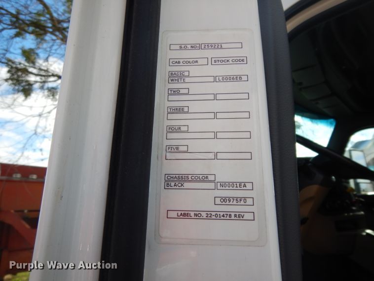 image for item DH2272 2015 Peterbilt 579 semi truck