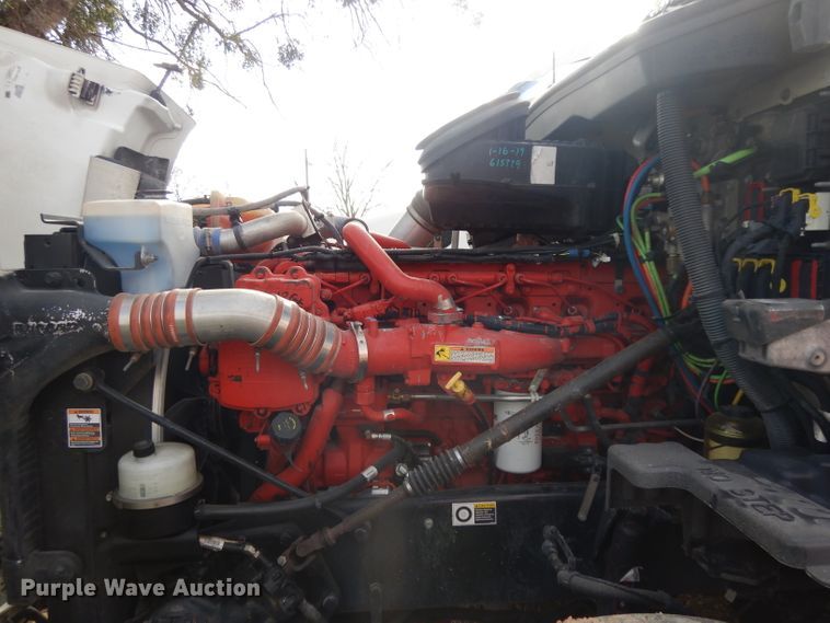 image for item DH2272 2015 Peterbilt 579 semi truck