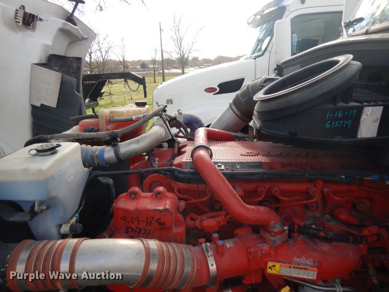 image for item DH2272 2015 Peterbilt 579 semi truck