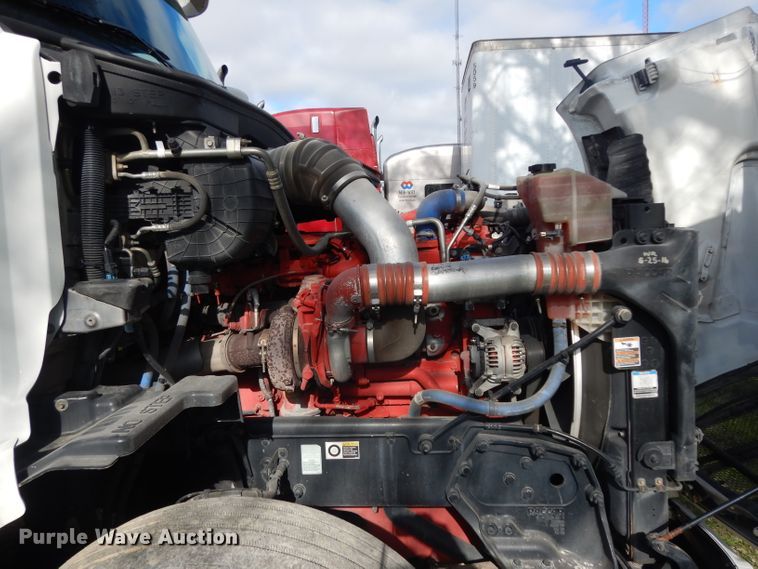 image for item DH2272 2015 Peterbilt 579 semi truck