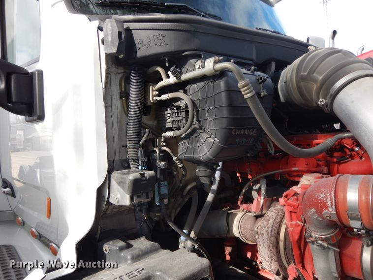 image for item DH2272 2015 Peterbilt 579 semi truck