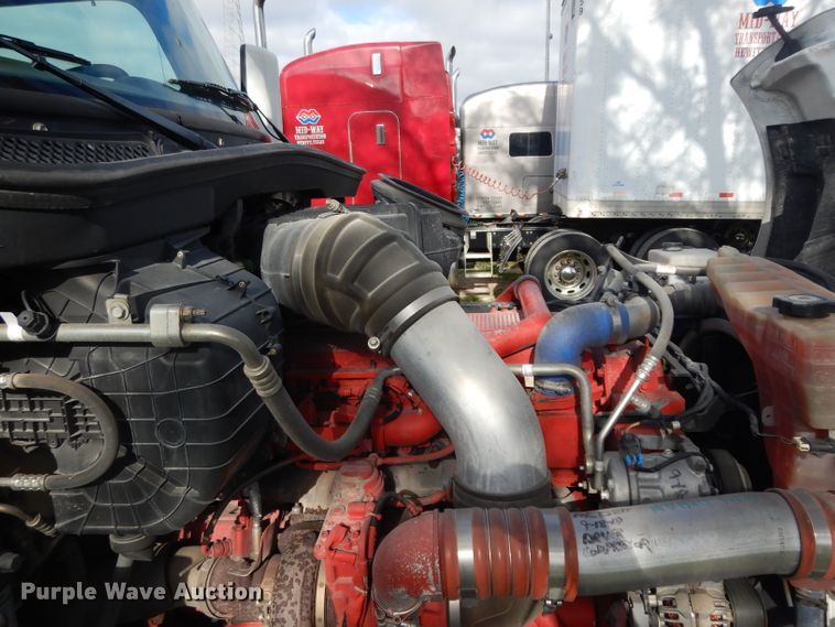 image for item DH2272 2015 Peterbilt 579 semi truck