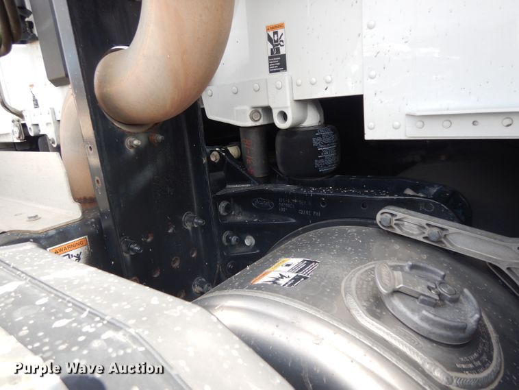 image for item DH2272 2015 Peterbilt 579 semi truck