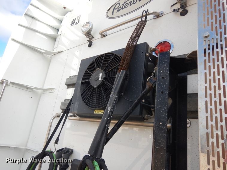 image for item DH2272 2015 Peterbilt 579 semi truck