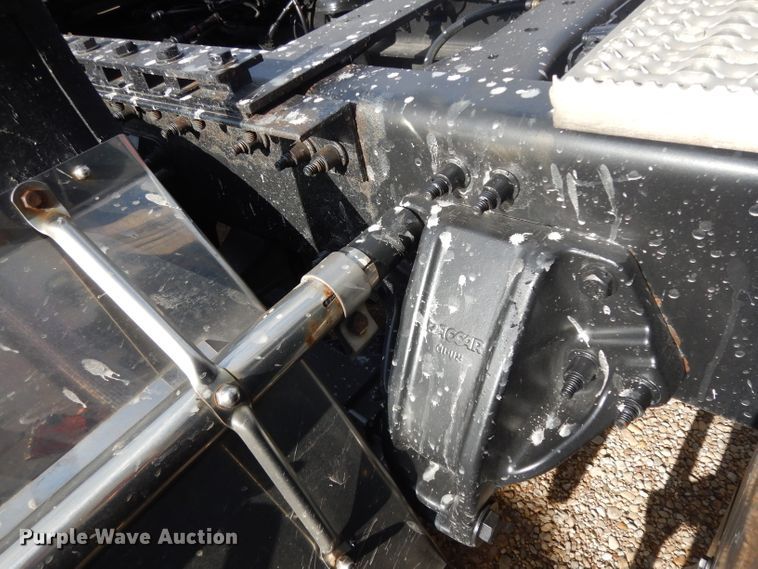 image for item DH2272 2015 Peterbilt 579 semi truck