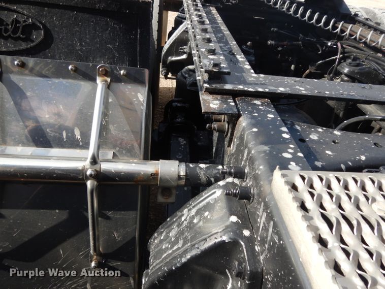 image for item DH2272 2015 Peterbilt 579 semi truck