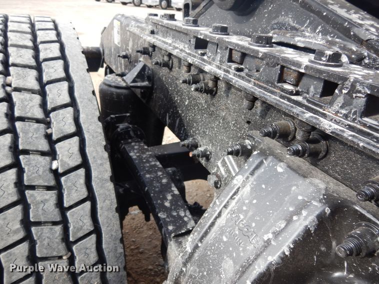 image for item DH2272 2015 Peterbilt 579 semi truck