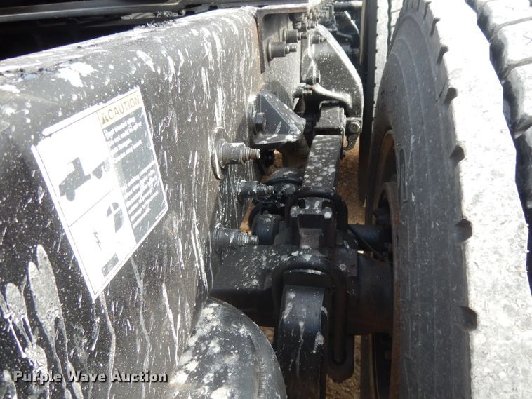 image for item DH2272 2015 Peterbilt 579 semi truck