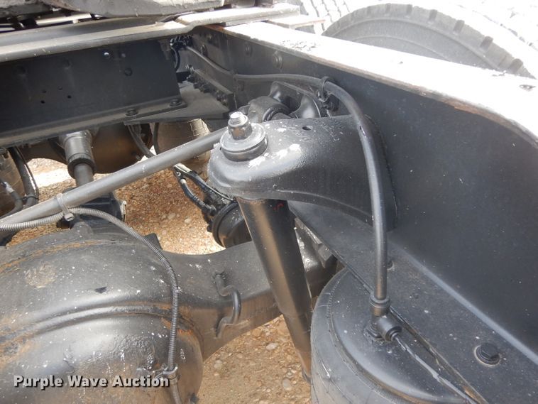 image for item DH2272 2015 Peterbilt 579 semi truck