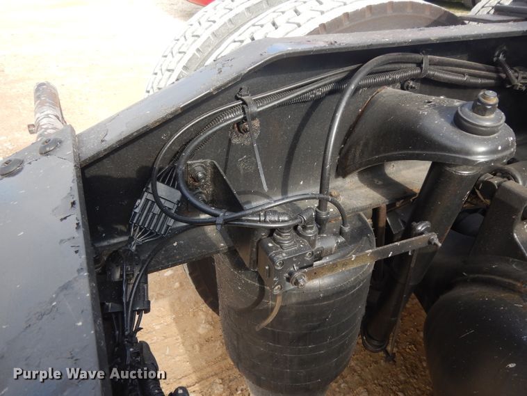 image for item DH2272 2015 Peterbilt 579 semi truck