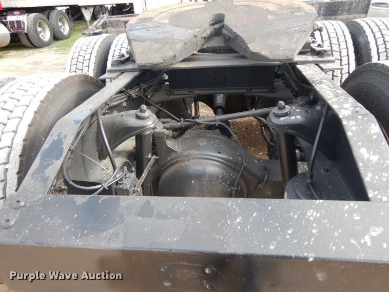 image for item DH2272 2015 Peterbilt 579 semi truck