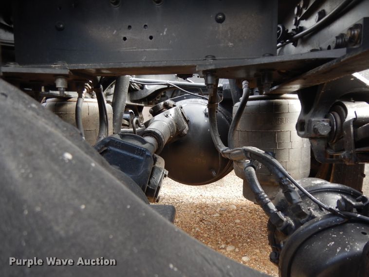 image for item DH2272 2015 Peterbilt 579 semi truck