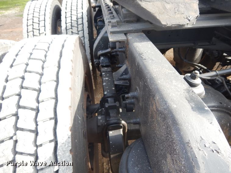 image for item DH2272 2015 Peterbilt 579 semi truck