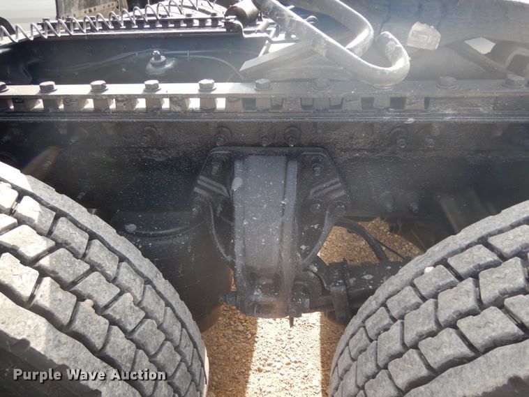 image for item DH2272 2015 Peterbilt 579 semi truck