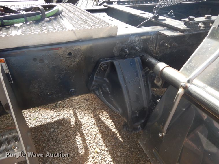 image for item DH2272 2015 Peterbilt 579 semi truck