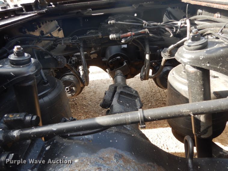 image for item DH2272 2015 Peterbilt 579 semi truck