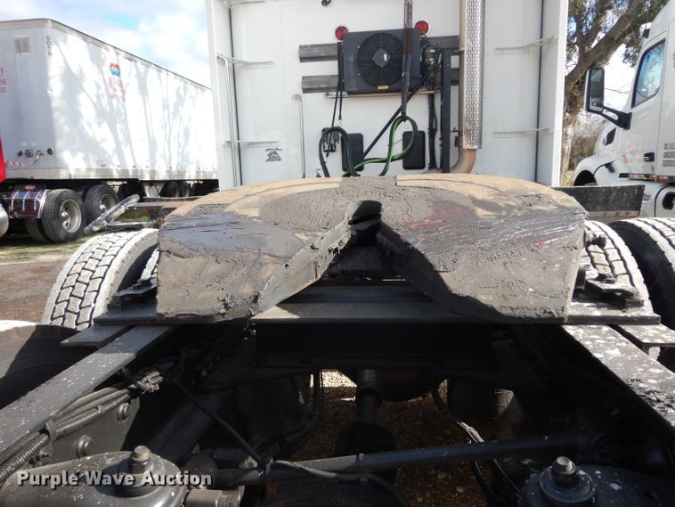 image for item DH2272 2015 Peterbilt 579 semi truck