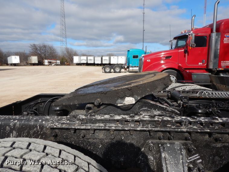 image for item DH2272 2015 Peterbilt 579 semi truck