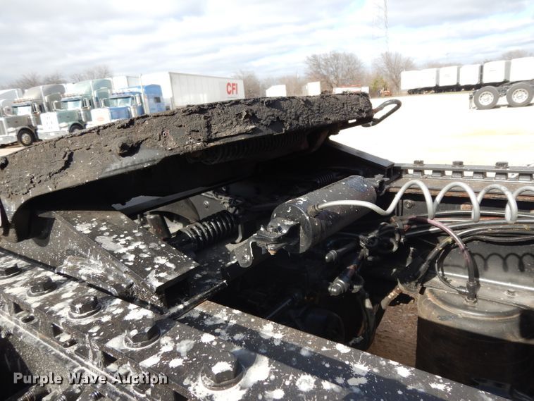 image for item DH2272 2015 Peterbilt 579 semi truck