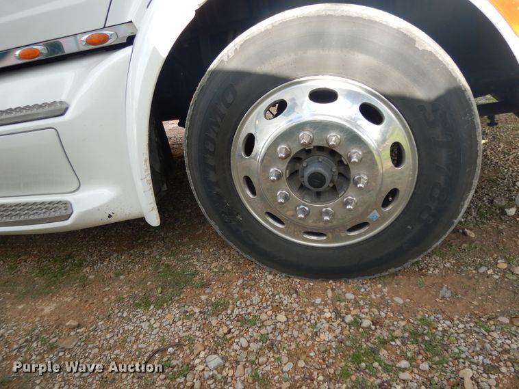 image for item DH2272 2015 Peterbilt 579 semi truck