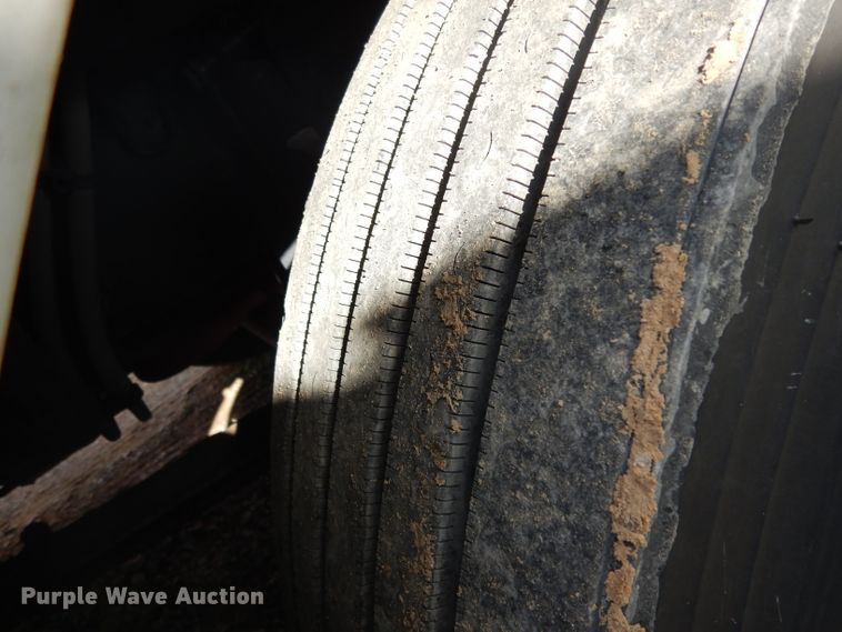 image for item DH2272 2015 Peterbilt 579 semi truck