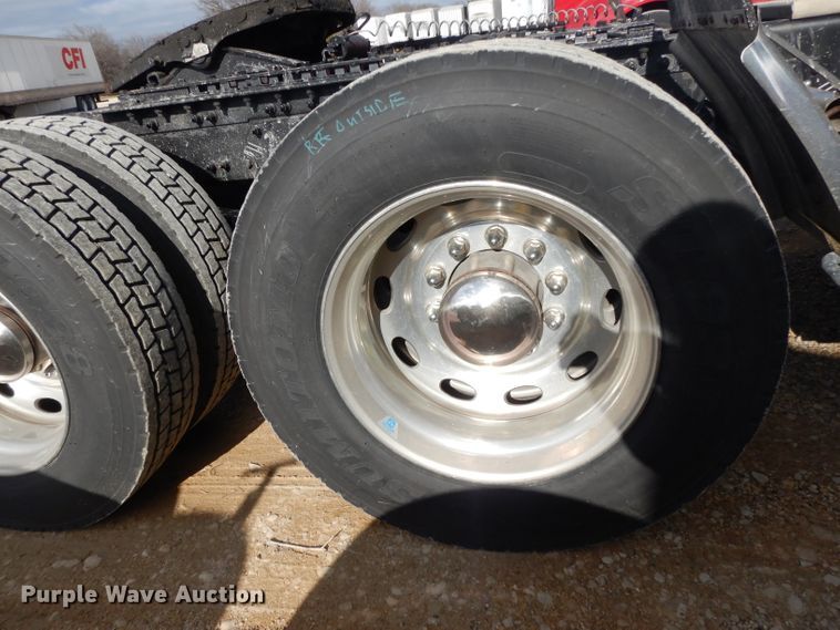 image for item DH2272 2015 Peterbilt 579 semi truck