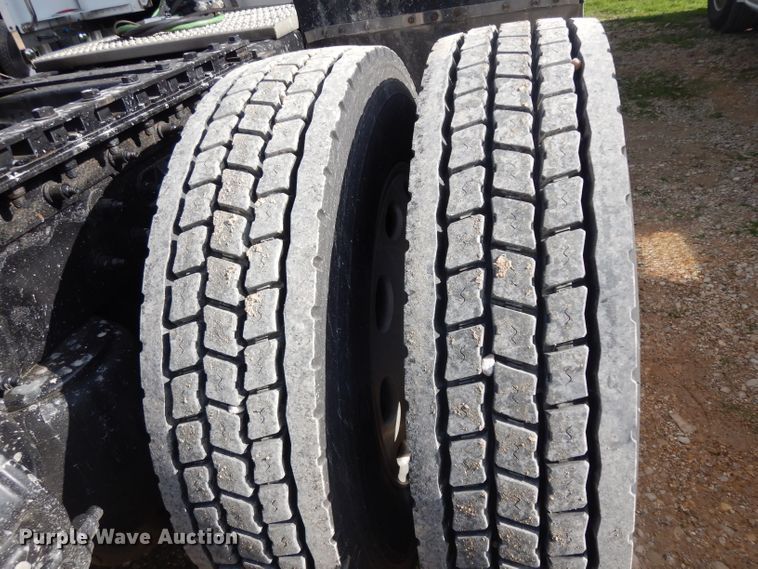 image for item DH2272 2015 Peterbilt 579 semi truck