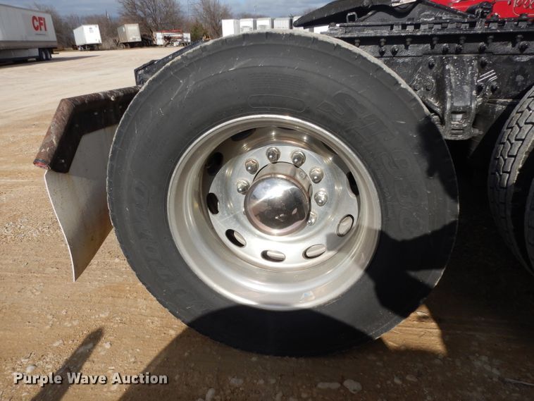 image for item DH2272 2015 Peterbilt 579 semi truck