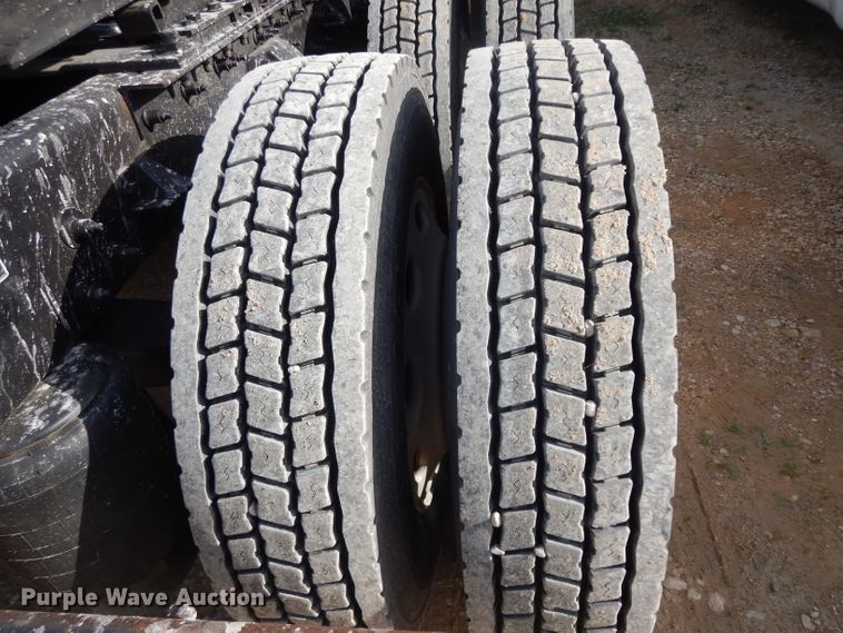 image for item DH2272 2015 Peterbilt 579 semi truck