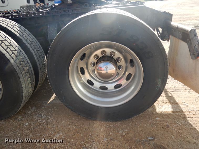 image for item DH2272 2015 Peterbilt 579 semi truck