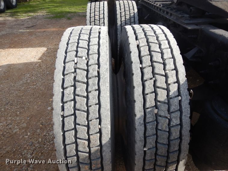 image for item DH2272 2015 Peterbilt 579 semi truck