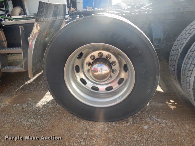 image for item DH2272 2015 Peterbilt 579 semi truck