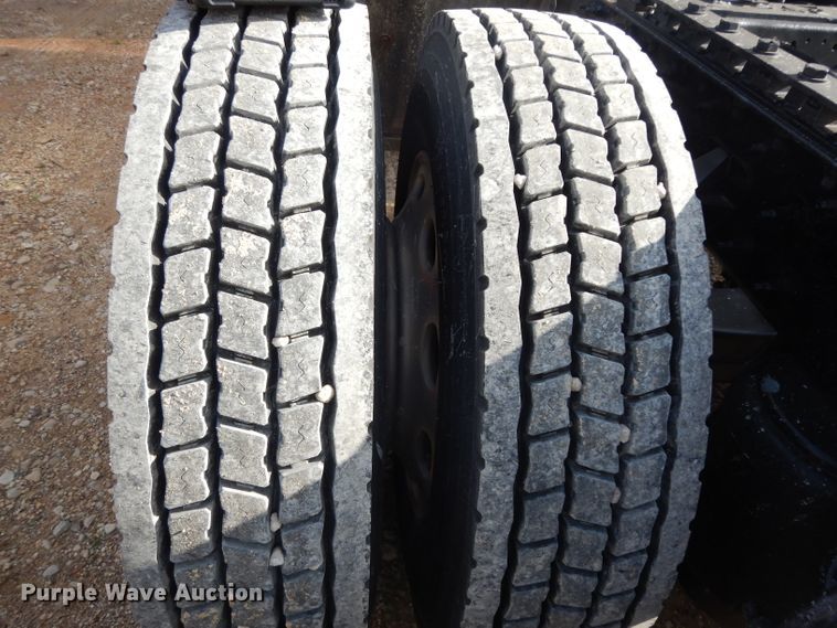 image for item DH2272 2015 Peterbilt 579 semi truck