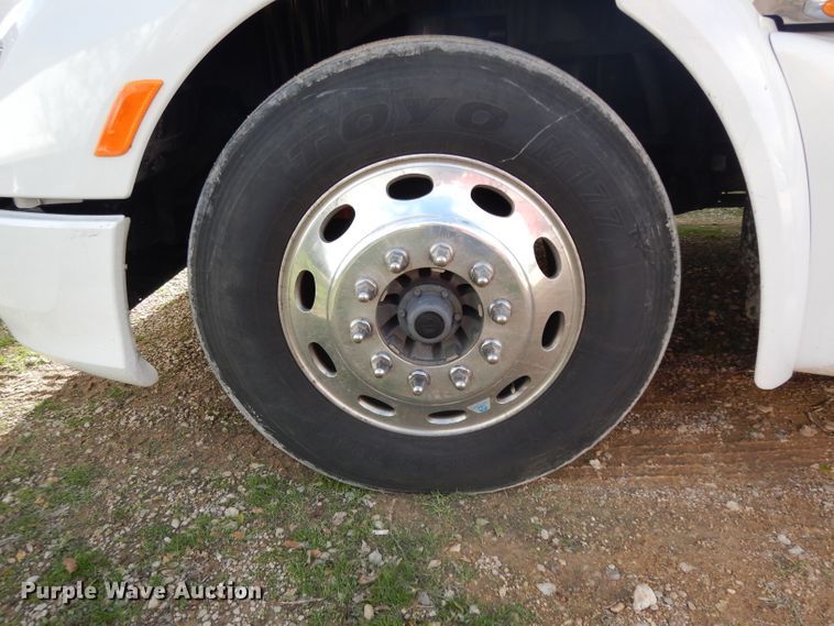 image for item DH2272 2015 Peterbilt 579 semi truck