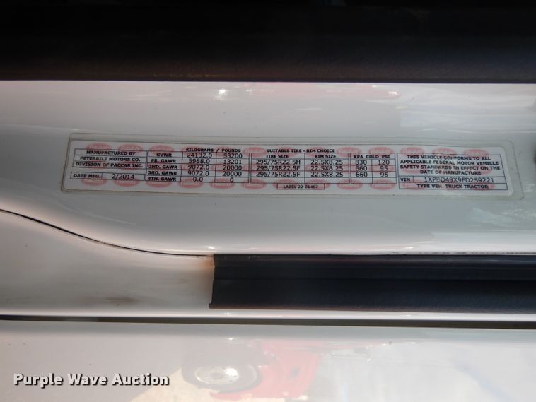 image for item DH2272 2015 Peterbilt 579 semi truck