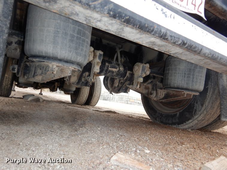 image for item DH4332 2000 Global 4811SPD drop deck trailer