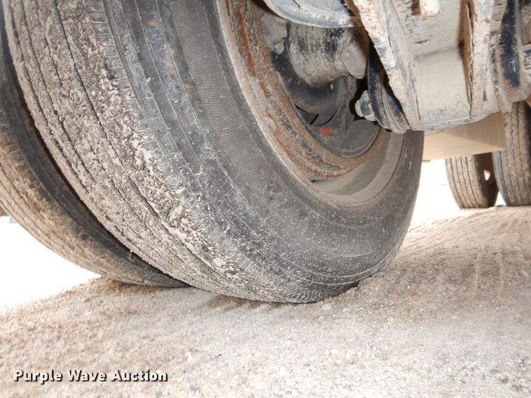 image for item DH4332 2000 Global 4811SPD drop deck trailer