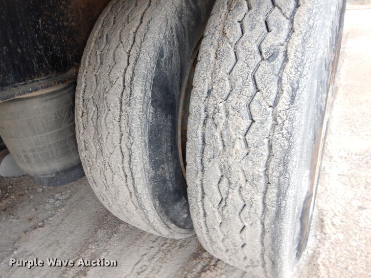 image for item DH4332 2000 Global 4811SPD drop deck trailer