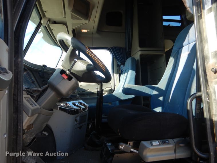 image for item DH6255 2007 Freightliner Columbia semi truck