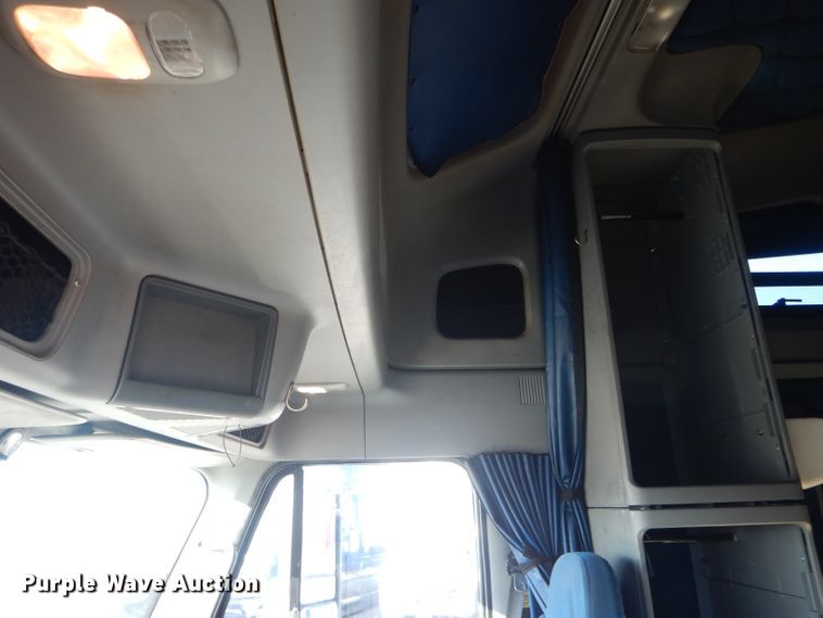 image for item DH6255 2007 Freightliner Columbia semi truck