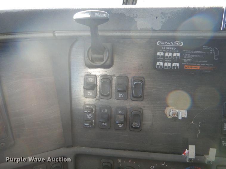 image for item DH6255 2007 Freightliner Columbia semi truck