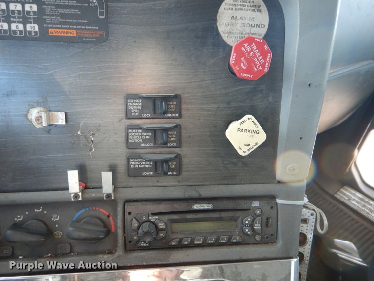 image for item DH6255 2007 Freightliner Columbia semi truck