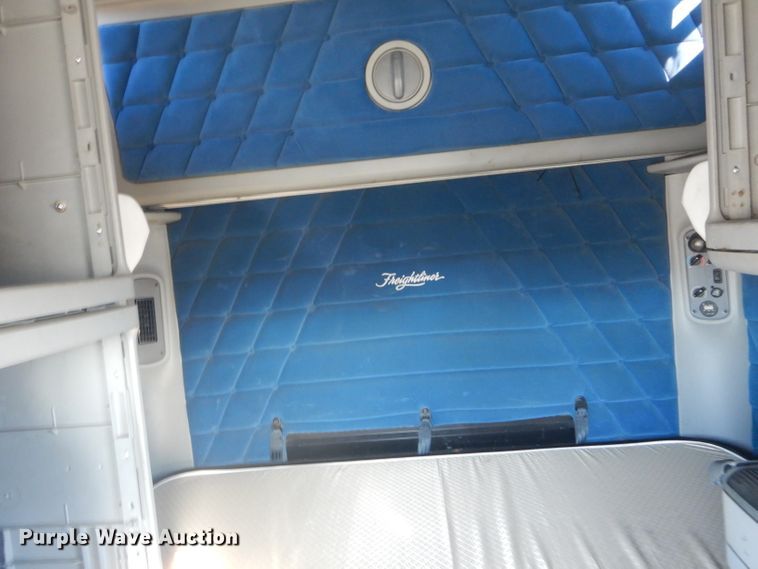 image for item DH6255 2007 Freightliner Columbia semi truck