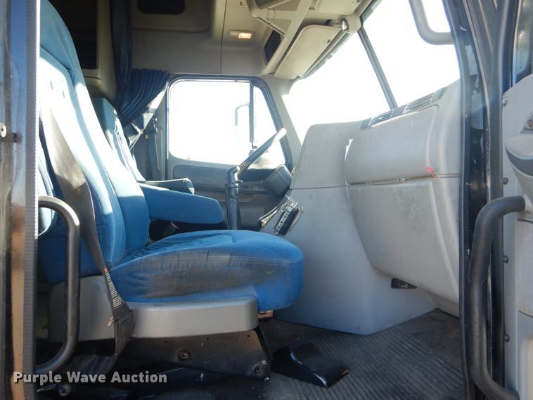 image for item DH6255 2007 Freightliner Columbia semi truck