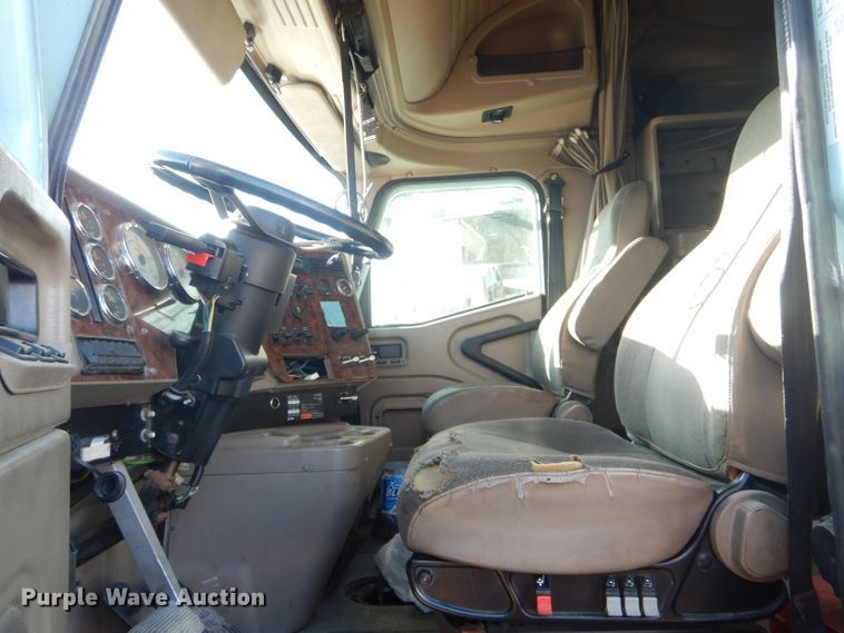 image for item DH6256 2006 International 9400i semi truck