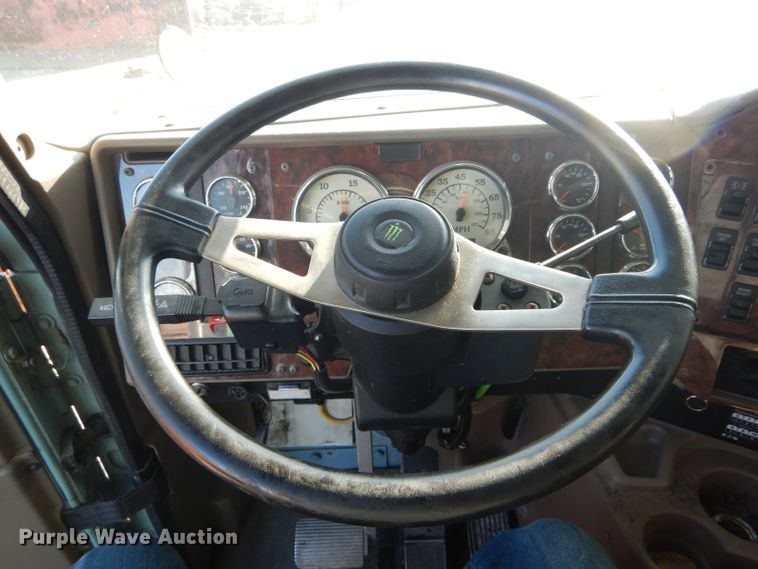 image for item DH6256 2006 International 9400i semi truck