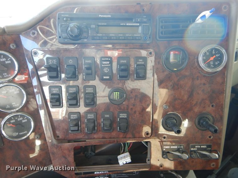 image for item DH6256 2006 International 9400i semi truck